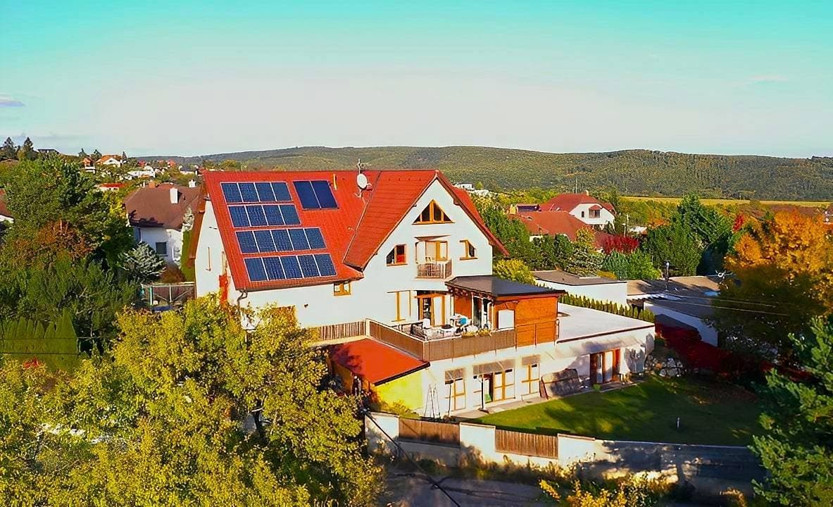 Citadela Resort z výšky — vila, terasa a zahrada, v pozadí kopce